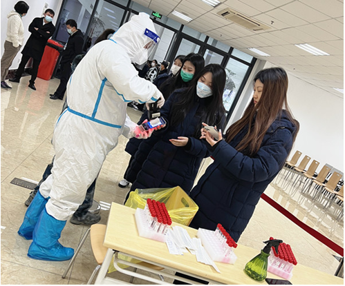 春季开学返沪学生集中核酸检测——筑牢mgm高梅美登录安全墙